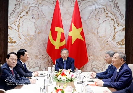Top Vietnamese leader affirms high regard for ties with Switzerland during phone talks
